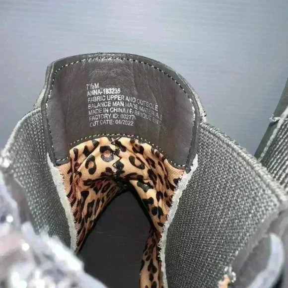 Maurice’s Smokey Grey Ankle Bootie with Zippers on the back. Women’s Size 7 1/2. - Picture 3 of 13